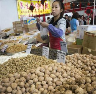 Nueces y frutos secos en un mercado en Pekín